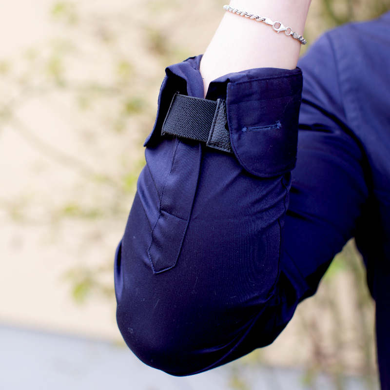 Cuff strap – keeps your shirt sleeve in place - Image 4
