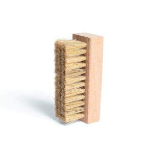 Shoe-cleaning brush – Gentle bristles and wooden handle - Image 4